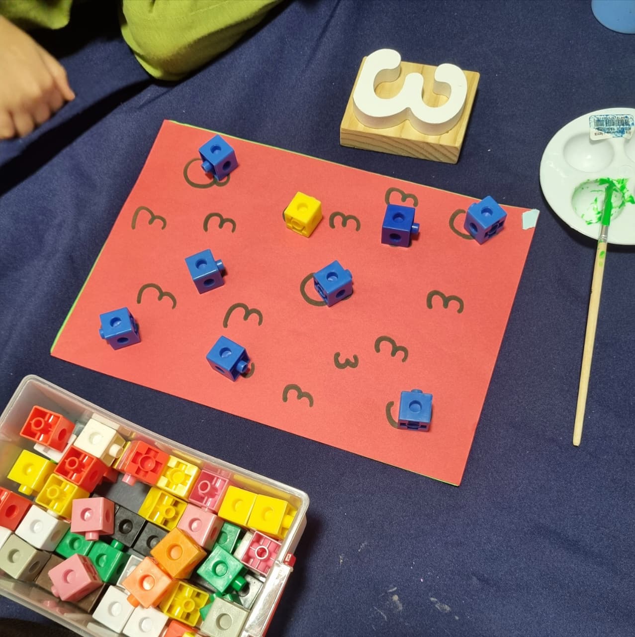 Actividad de conteo con cubos encajables y el número 3
