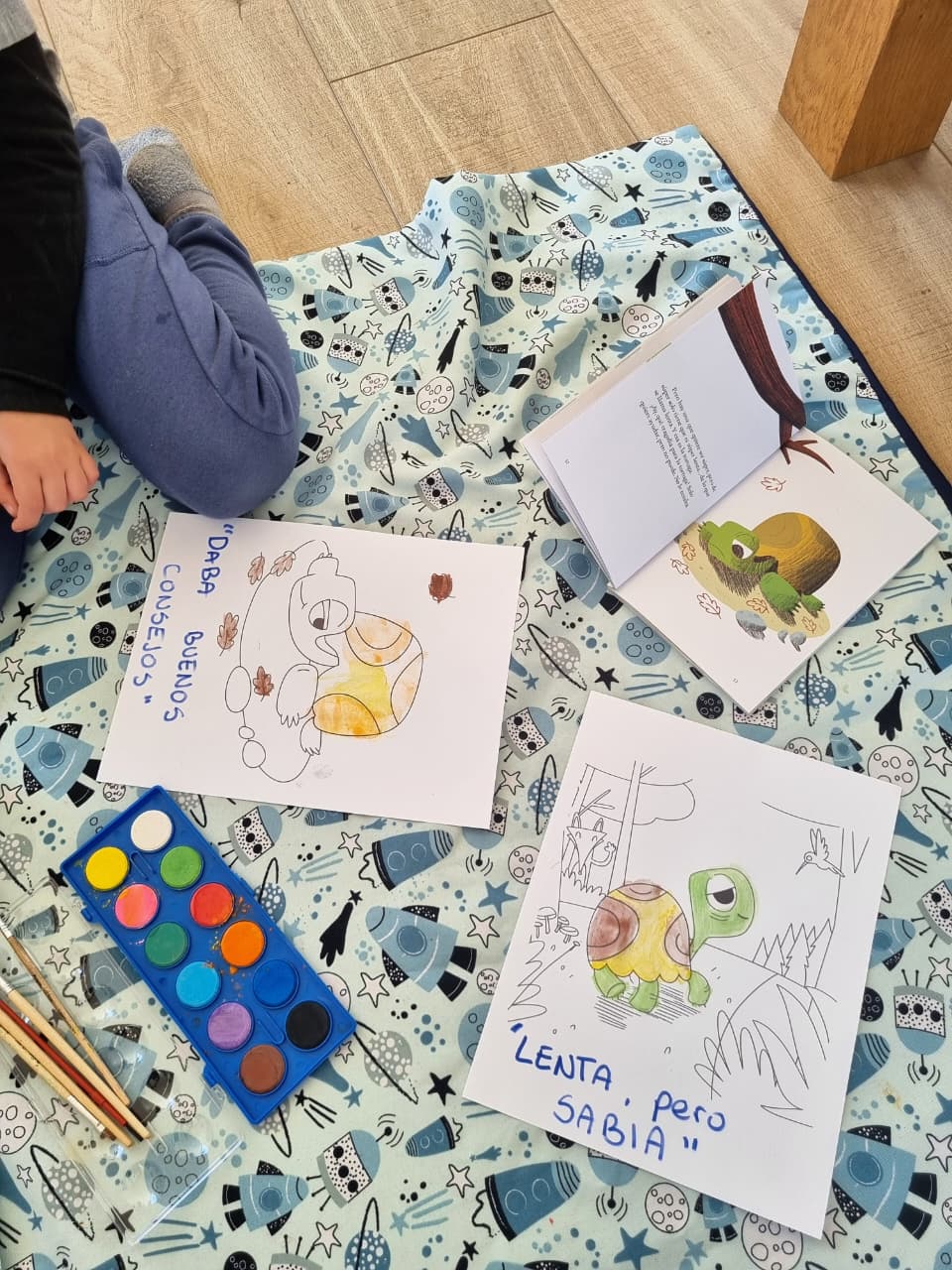 Pintura de una tortuga con acuarelas junto a un cuento