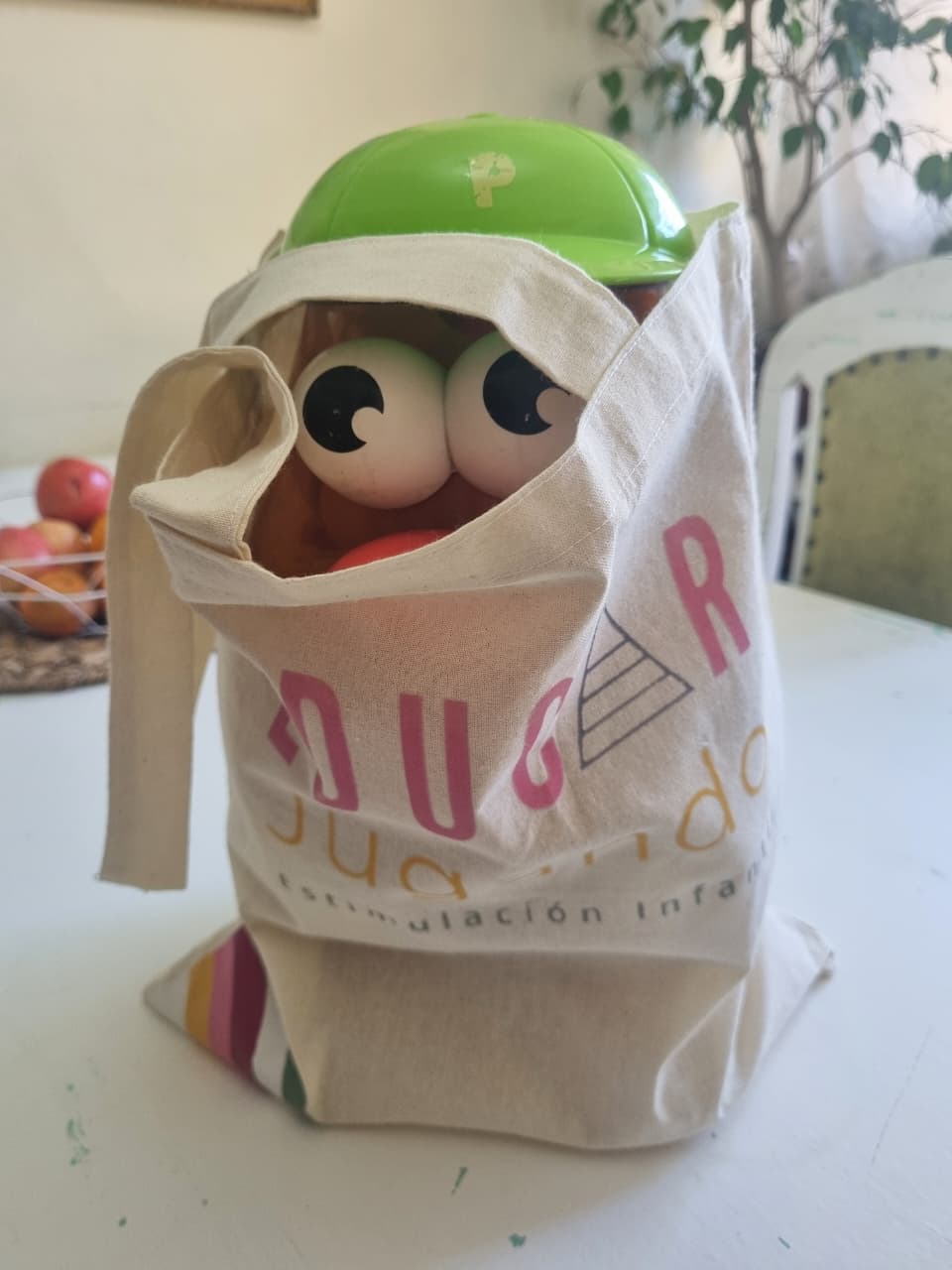 Bolsa de tela de Educar Jugando con un juguete asomándose