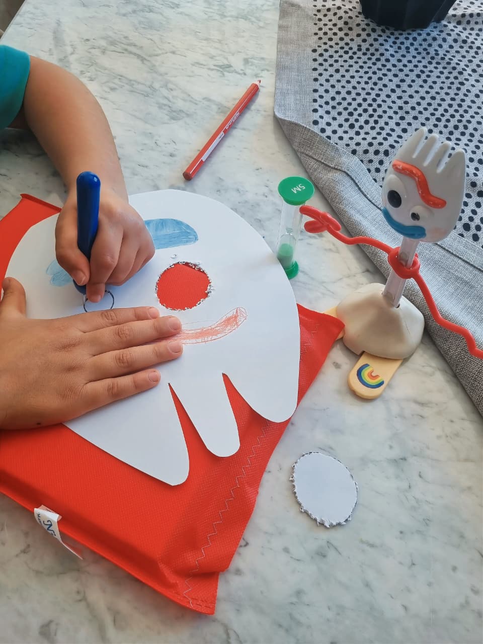 Manualidad pintando junto a Forky en una sesión