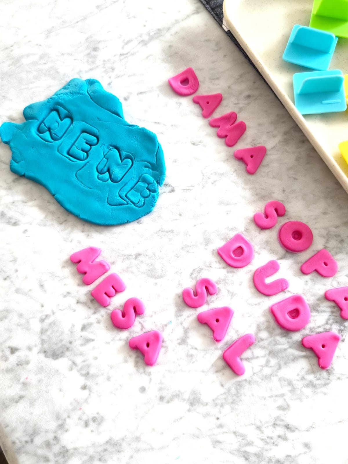 Palabras formadas con letras de plasticina